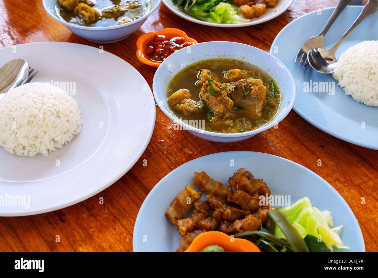 Balinesisches Mittagessen mit Reis, gebratenem Schweinefleisch und Suppe, Denpasar Bali Stockfoto