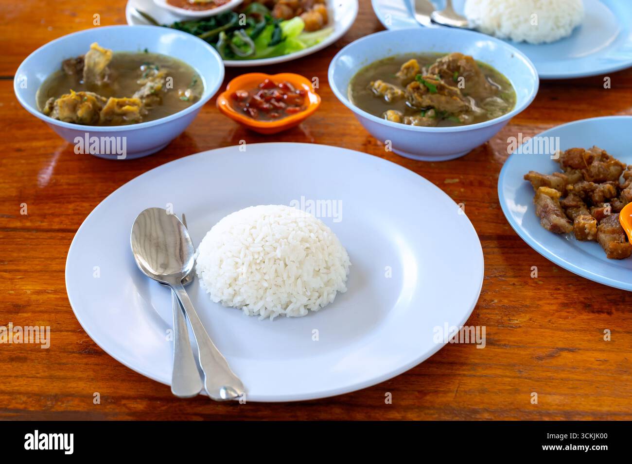Balinesisches Mittagessen mit Reis, gebratenem Schweinefleisch und Suppe, Denpasar Bali Stockfoto