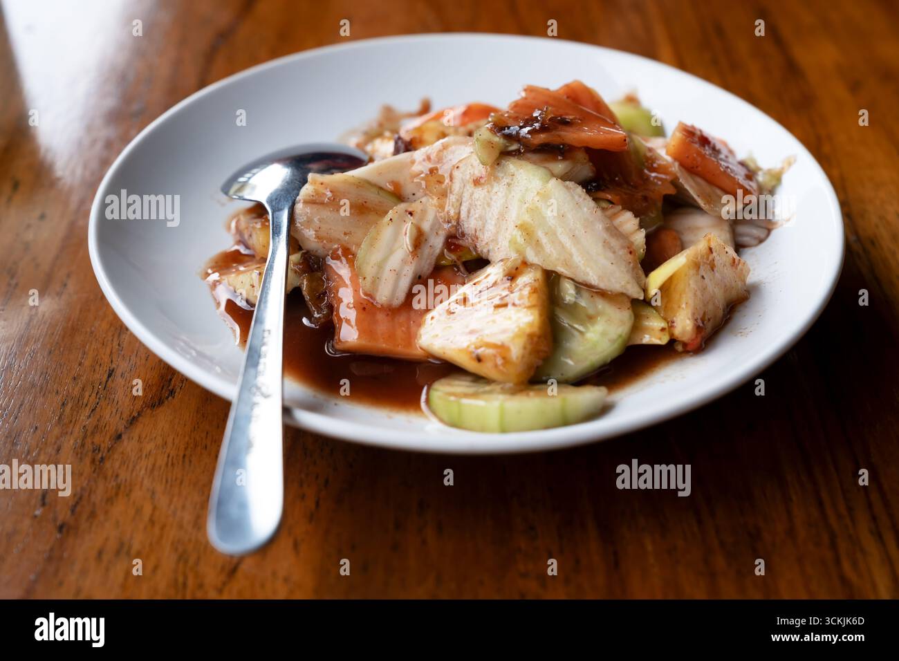 Nahaufnahme von scharfem balinesischem Salat von Rojak Bali Stockfoto