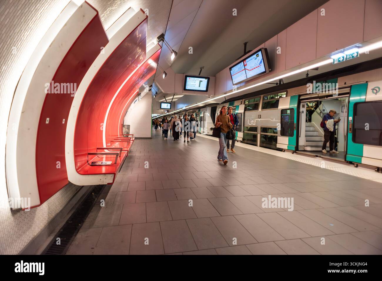 Paris, 4. September 2025: U-Bahn-Station Charles de Gaulle - Etoile Stockfoto