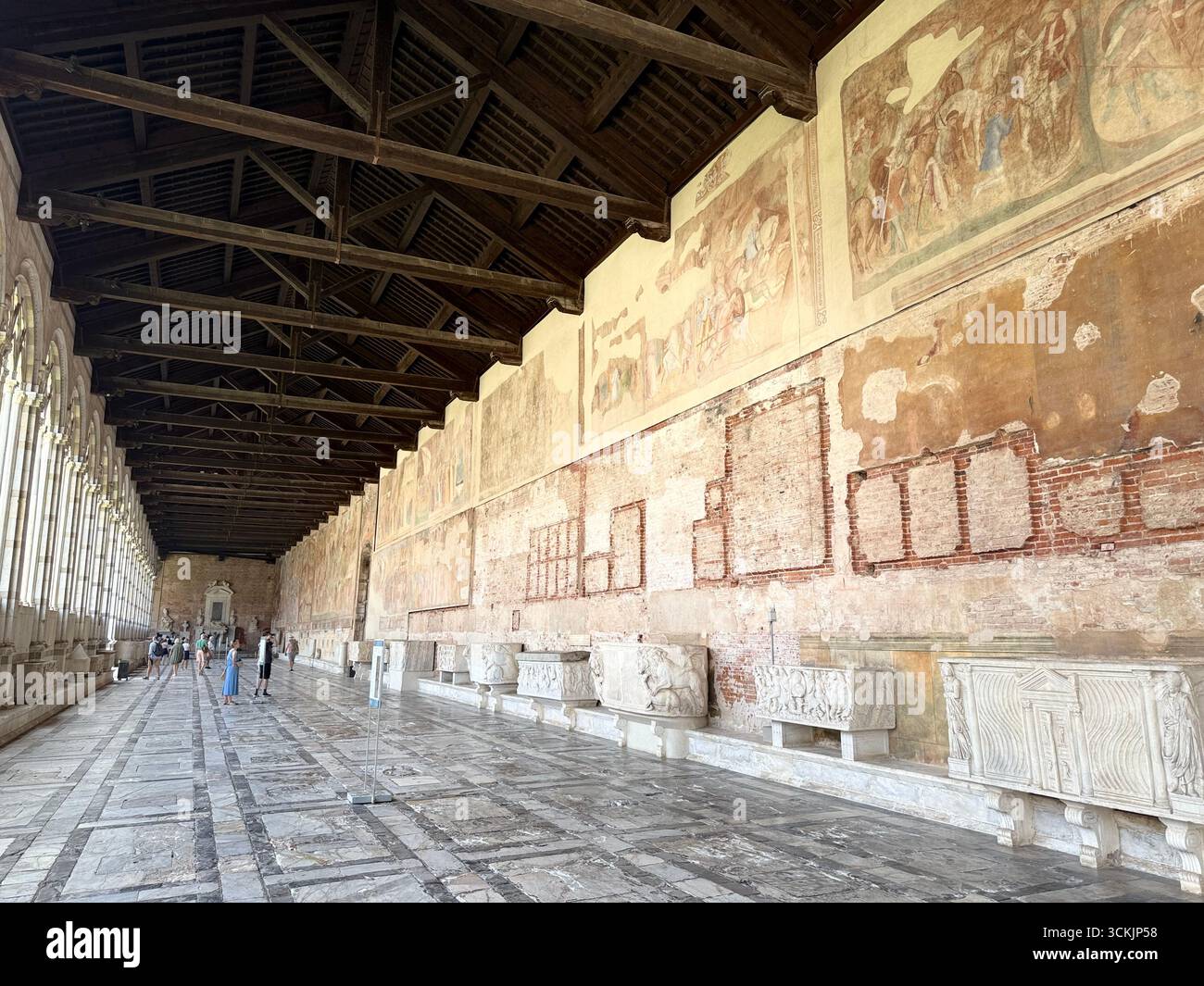 Große verblasste Wandgemälde an der Nordseite des Campo Santo in der Nähe der Kathedrale und des Baptisteriums und des Schiefen Turms auf der Piazza del Duomo i. - Smartphone-aufgenommenes Stockfoto