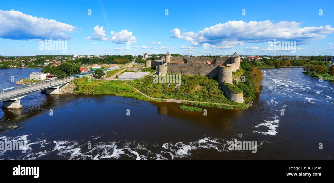 Aus der Vogelperspektive auf die Festung Ivangorod, eine russische mittelalterliche Burg am Ufer des Flusses Narva in der Oblast Leningrad auf der anderen Seite des Internatio Stockfoto