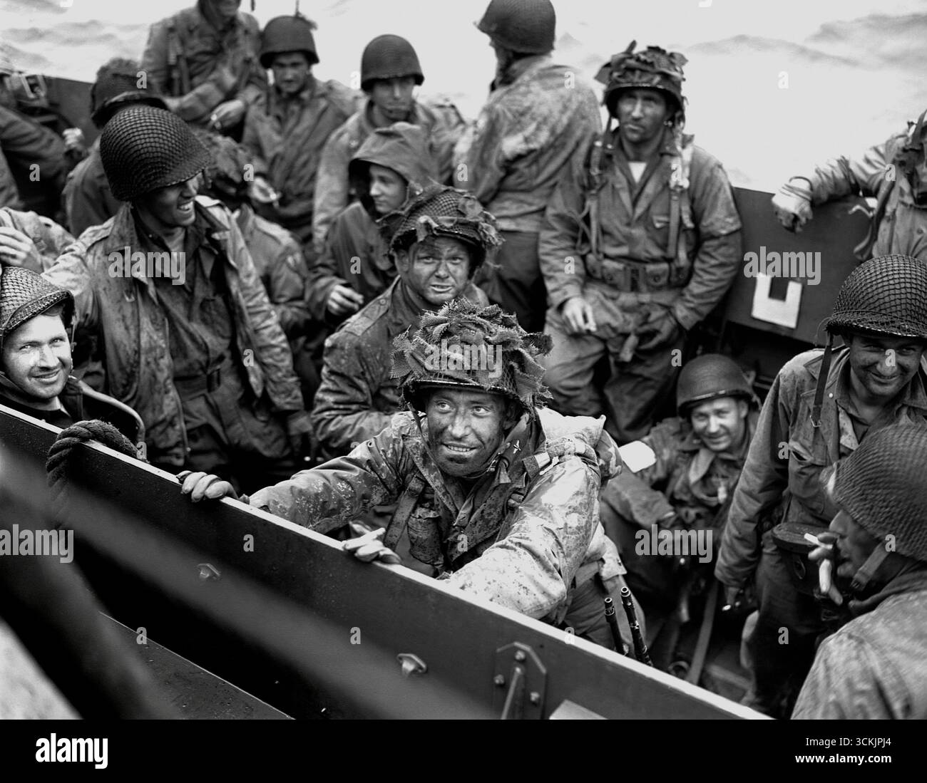 OMAHA BEACH, NORMANDIE, FRANKREICH - 6. Juni 1944 - Ein Landungsschiff der US Navy nähert sich am frühen Morgen des D-Day mit Angriffstruppen der US-Armee und der US-Navy dem Omaha Beach in der Normandie an. Die alliierte Invasion in der Normandie markierte den Beginn des Endes der Nazi-Tyrannei über weite Teile Europas - Foto: Geopix/USCG Stockfoto