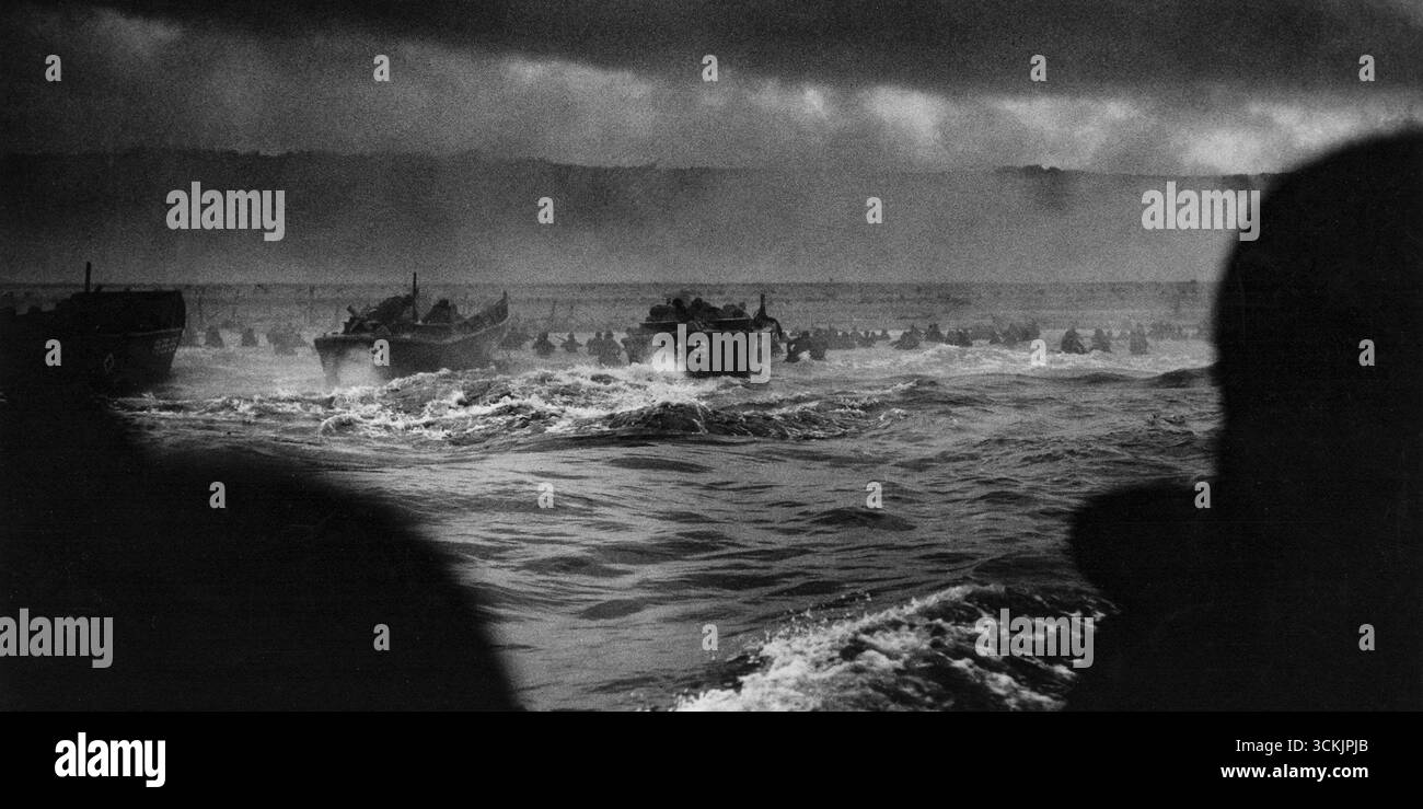 OMAHA BEACH, NORMANDIE, FRANKREICH - 06. Juni 1944 - LCVPs vom Angriffstransport USS Samuel Chase (APA-26) Landangriffstruppen des 16. Infanterieregiments, 1. Infanteriedivision auf dem Easy Red Sektor von Omaha Beach am D-Day Morgen während der Operation Overlord im 2. Weltkrieg. Es markiert den Beginn des Endes des Nazi-Regimes, das Europa seit 1939 terrorisiert hatte -- Foto: Geopix/USCG Stockfoto
