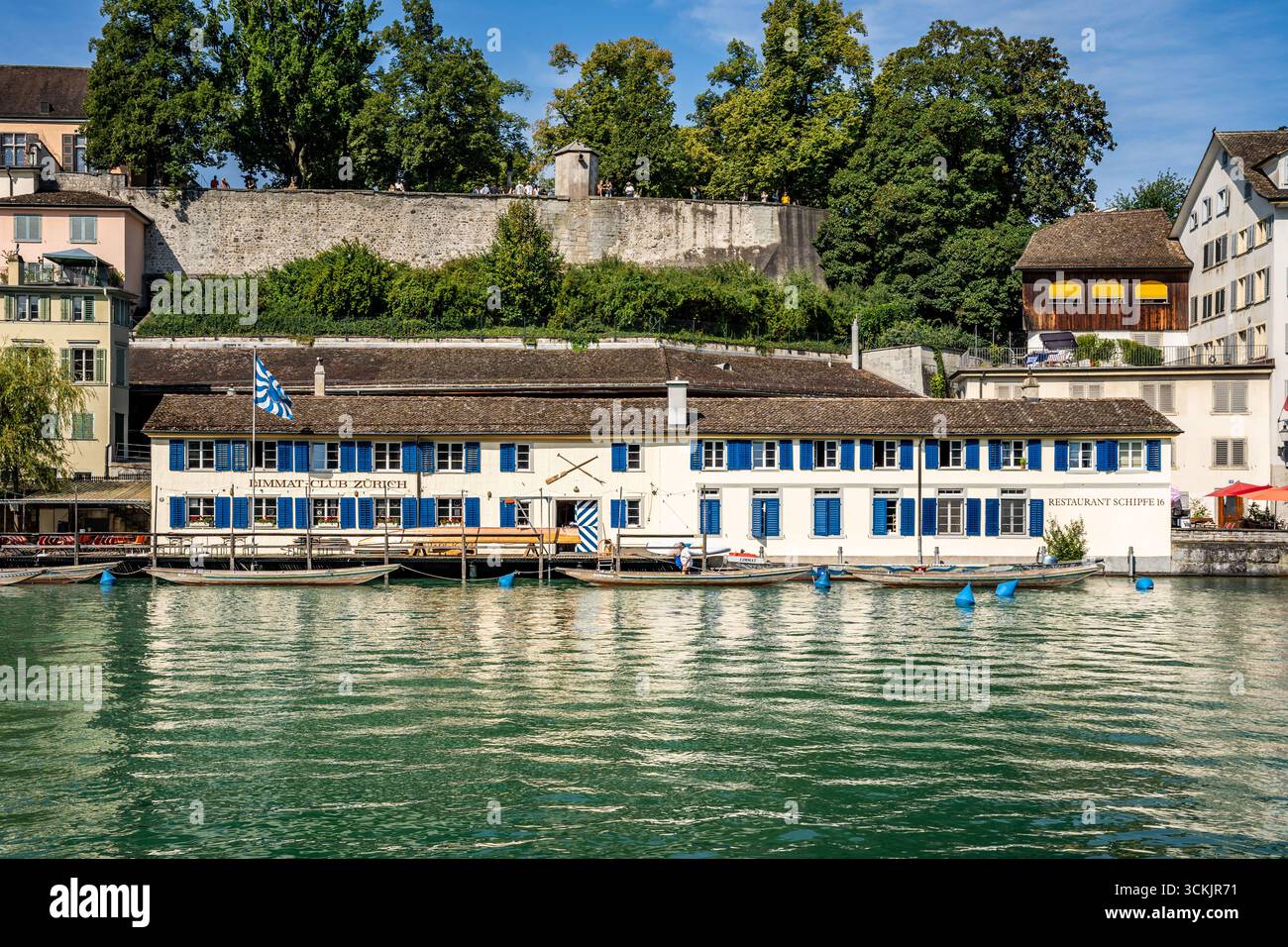 Fassade des historischen Limmat Club Zürich mit Blick auf die Limmat, Kultur- und Sportdenkmal in der Altstadt von Zürich, Schweiz. Stockfoto