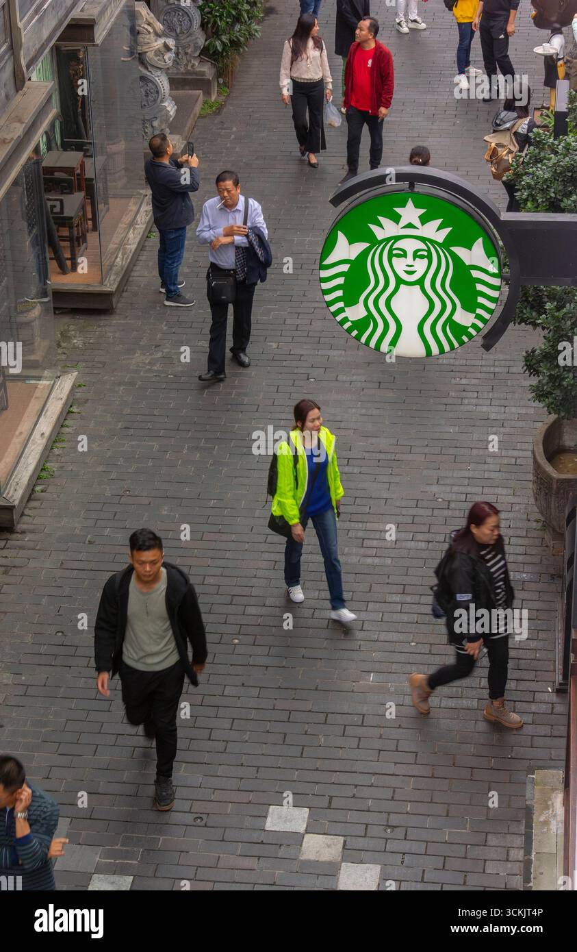 Chengdu, China, Sichuan, Chinesische Touristen, Die Das Historische Zentrum Der Altstadt Besuchen, Starbucks Coffee Shop Schild, Logo, High Angle Stockfoto