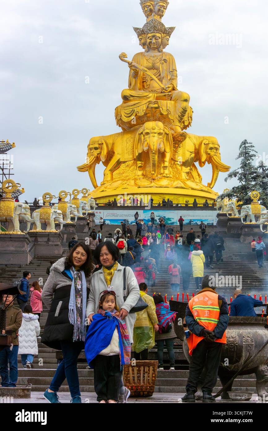 EMEISHAN, China, Menschenmassen, chinesische Touristen besuchen historisches Chinesisches Denkmal, Bauguo Tempel, Touristenattraktion Stockfoto