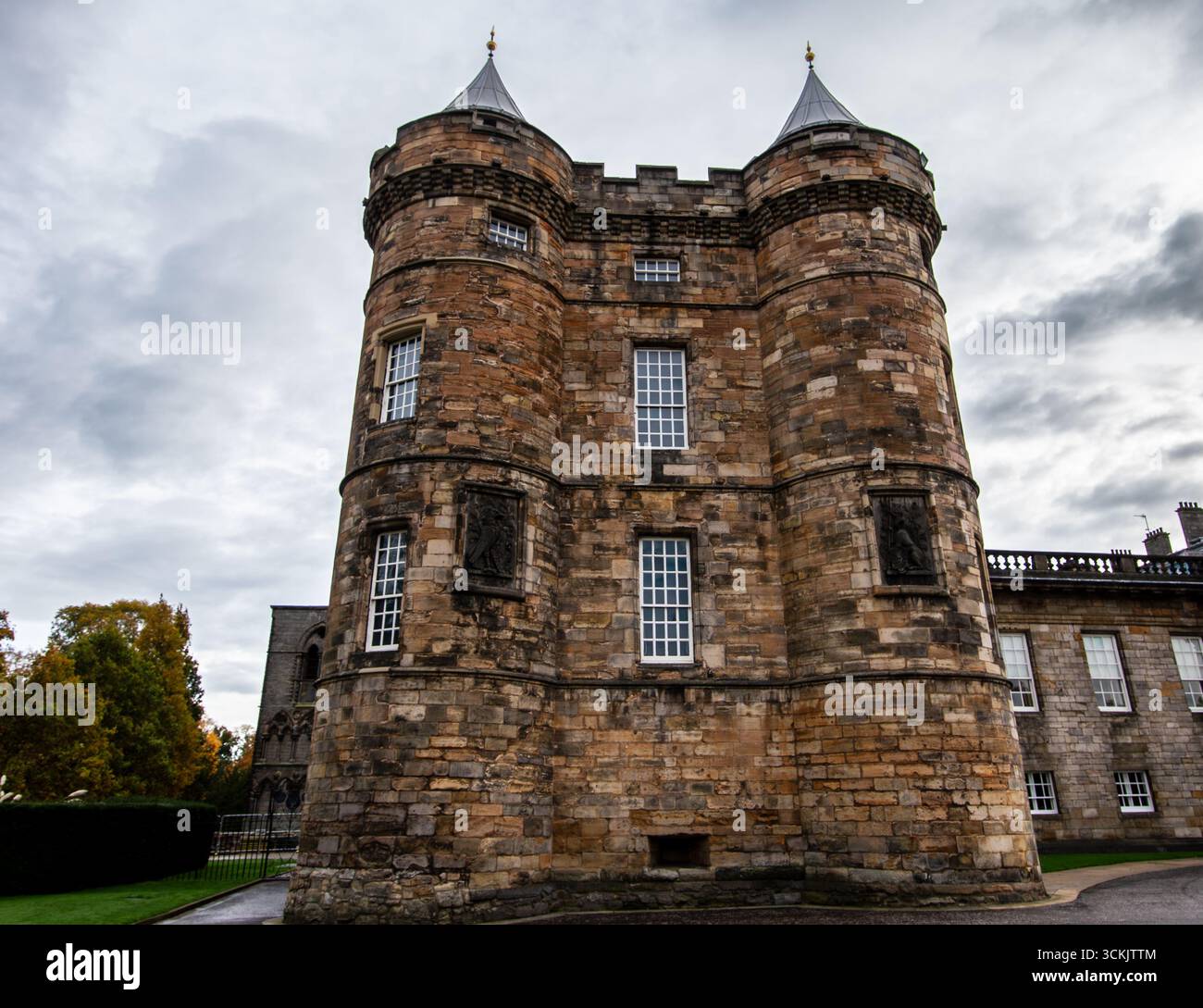 Der historische Palast von Holyroodhouse Edinburgh mit einem bewölkten Himmel. Stockfoto