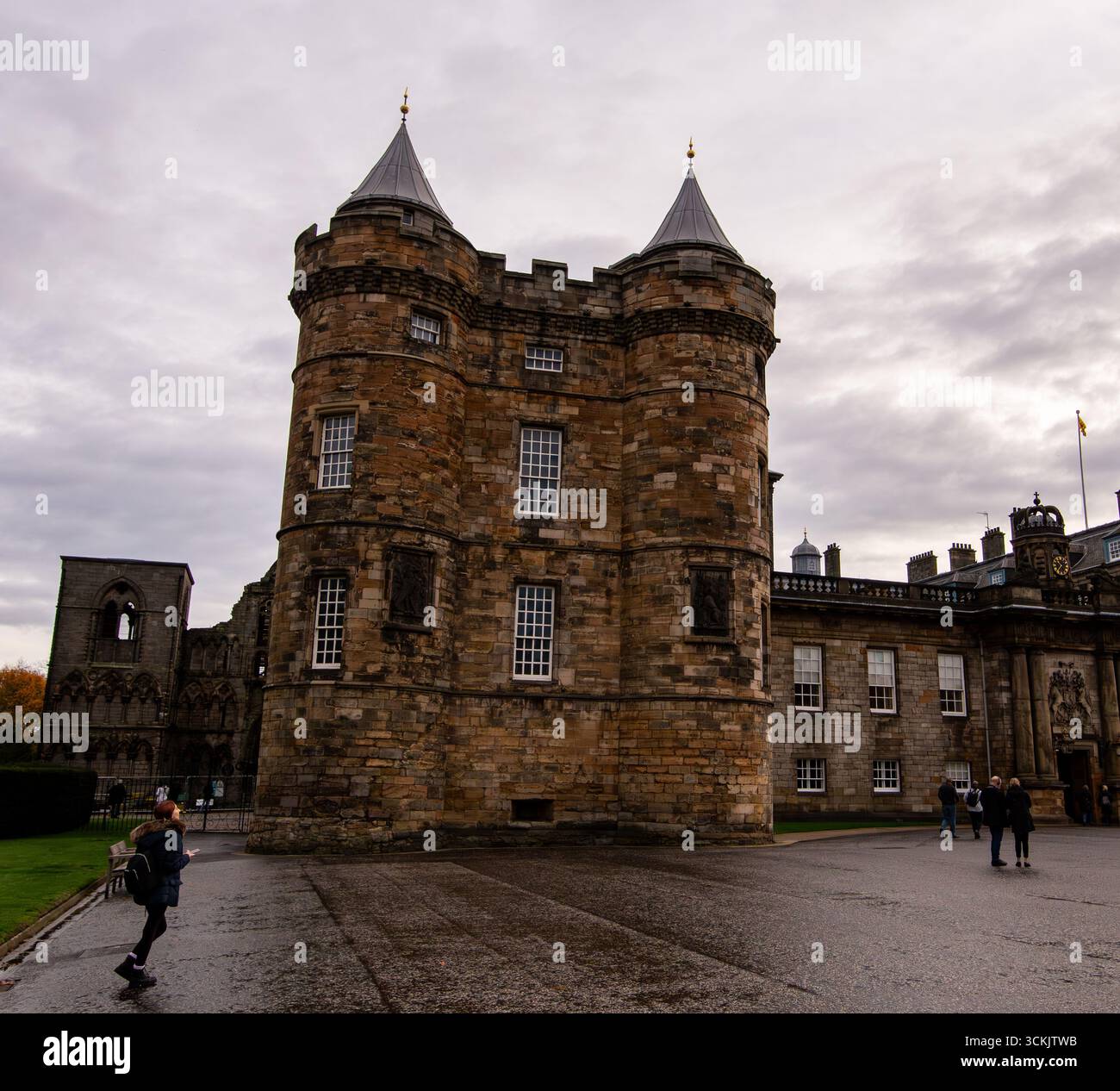 Der historische Palast von Holyroodhouse Edinburgh mit einem bewölkten Himmel. Stockfoto