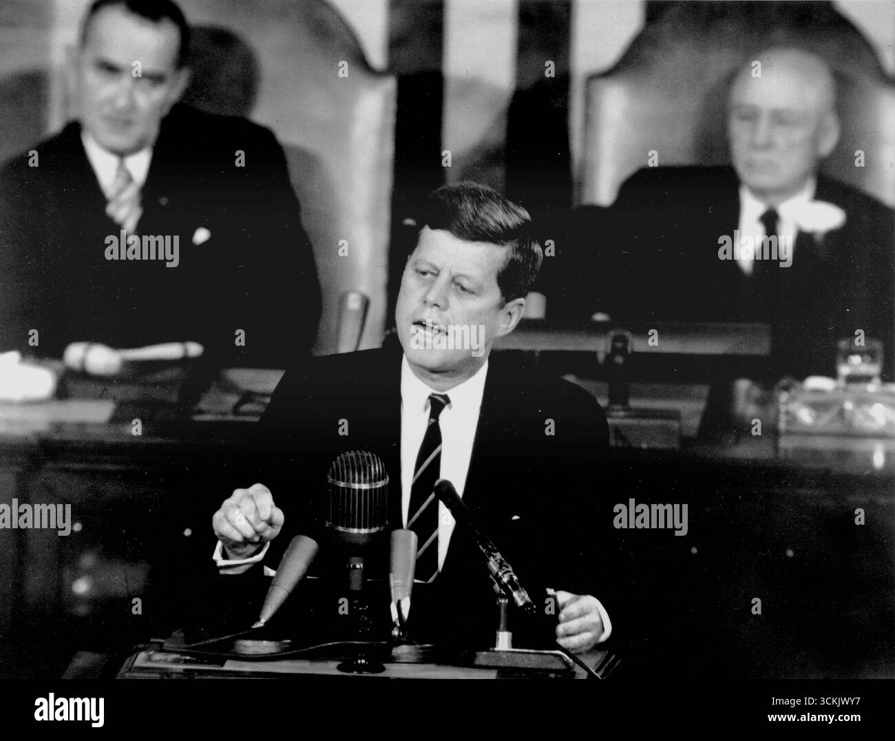 WASHINGTON D.C. USA - 25. Mai 1961 - Präsident John F. Kennedy erklärte in seiner historischen Botschaft an eine gemeinsame Sitzung des US-Kongresses am 25. Mai 1961: "...Ich glaube, diese Nation sollte sich verpflichten, das Ziel zu erreichen, noch bevor dieses Jahrzehnt ausläuft, einen Mann auf dem Mond zu landen und ihn sicher auf die Erde zurückzubringen." Dieses Ziel wurde erreicht, als der Astronaut Neil Armstrong am 20. Juli 1969 um 22:56 Uhr US EDT als erster Mensch den Mond betrat. Im Hintergrund sind (links) Vizepräsident Lyndon Johnson und (rechts) Sprecher des Repräsentantenhauses Sam T. Rayburn – Foto: Geopix/N Stockfoto