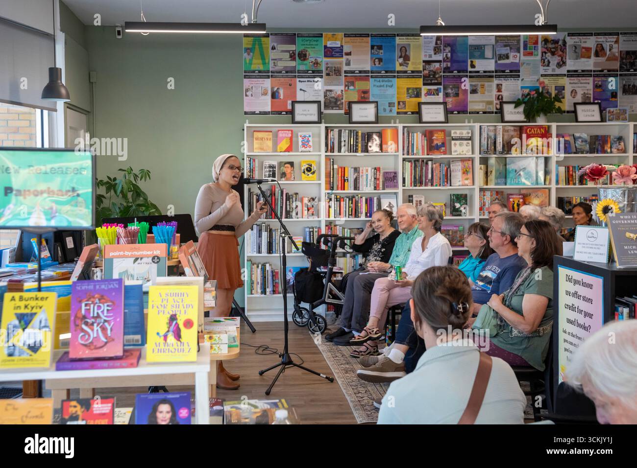 Detroit, Michigan – Melinda Billingsley, eine gesprochene Poetin, führt ihre Arbeit bei Next Chapter Books auf. Stockfoto