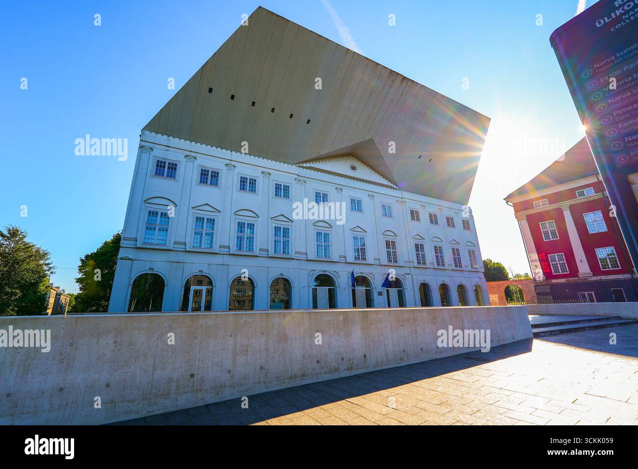 Narva College der Universität Tartu mit einem schnabelförmigen Dach, das der Giebellinie des ehemaligen Börsengebäudes folgt, das auf den s stand Stockfoto