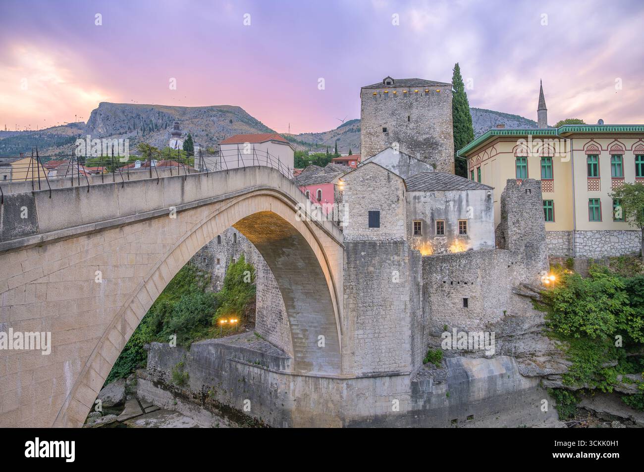 Das Morgenlicht beleuchtet die Alte Brücke in Mostar und unterstreicht die architektonische Schönheit und den Charme. Stockfoto