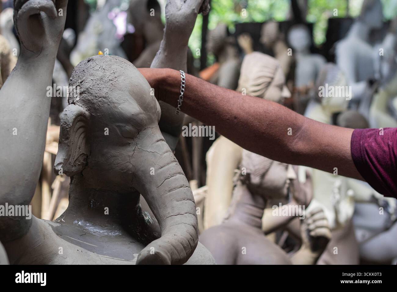 Bangladesch, Cumill - 6. Oktober 2024, Künstler, der Tonidol des durga Puja Festivals herstellt. Stockfoto