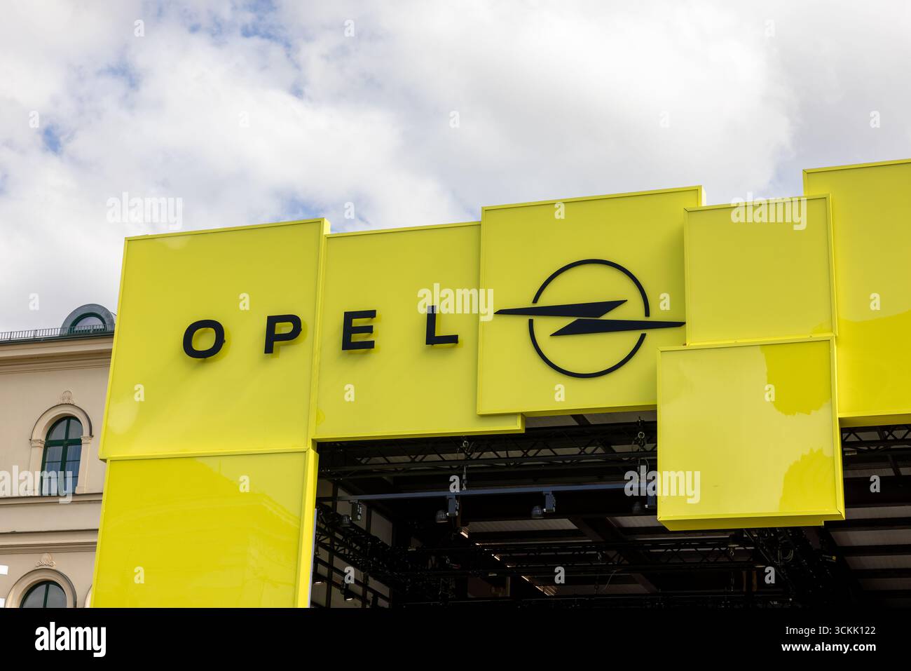 München, DEUTSCHLAND - 11. September 2025: IAA Mobility Public Space Fair in der Münchner Innenstadt. Logo des deutschen Autoherstellers Opel auf einem Stand Stockfoto