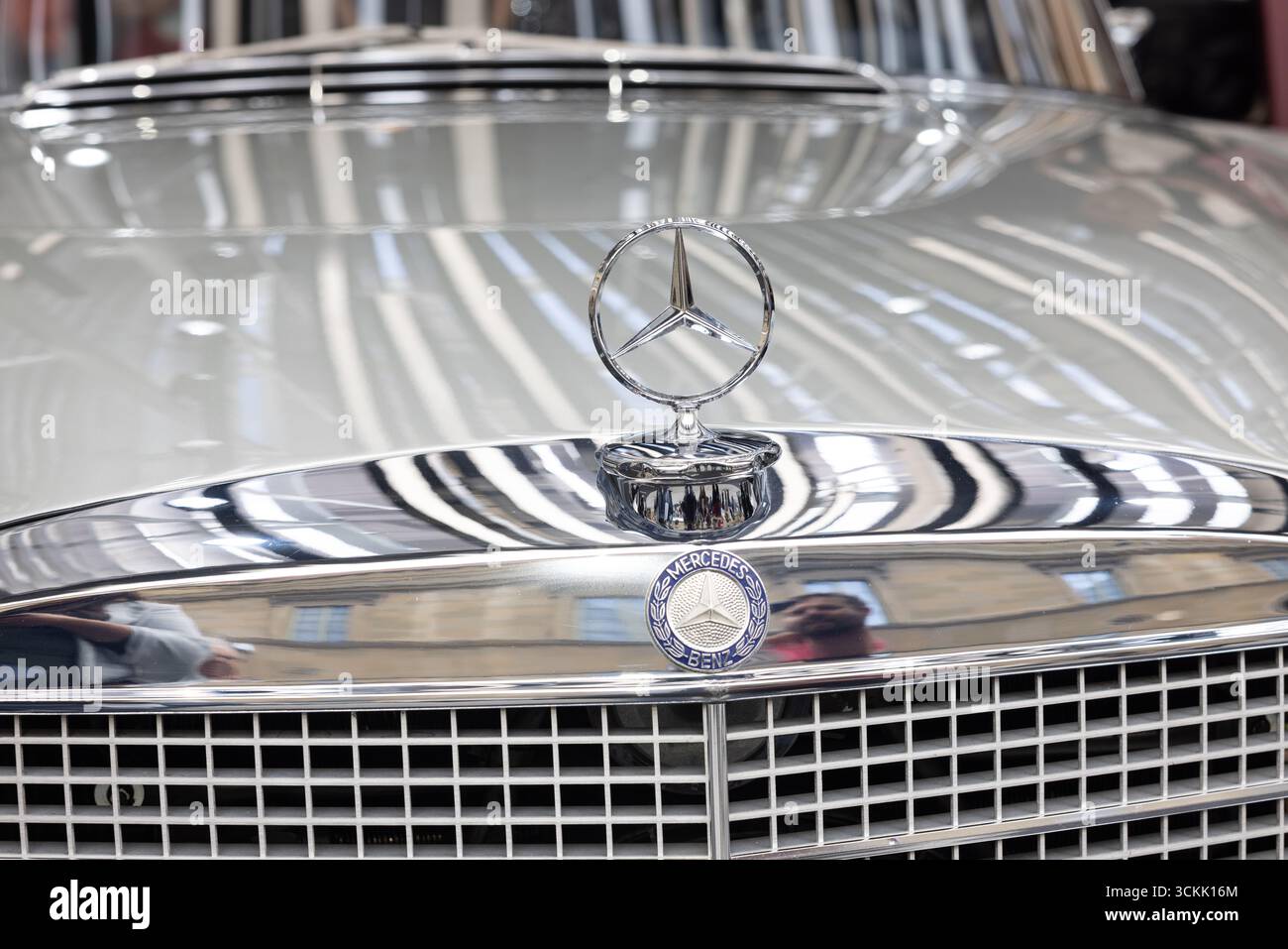 München, DEUTSCHLAND - 11. September 2025: IAA Mobility Public Space Fair in der Münchner Innenstadt. Frontdetail eines Oldtimers Mercedes-Benz 280 SE 3. Stockfoto