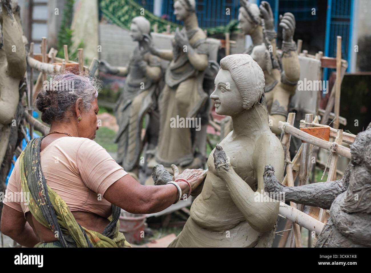 Bangladesch, Cumill - 6. Oktober 2024, Künstler, der Tonidol des durga Puja Festivals herstellt. Stockfoto