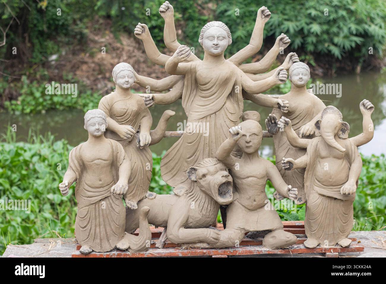 Bangladesch, Cumill - 6. Oktober 2024, Künstler, der Tonidol des durga Puja Festivals herstellt. Stockfoto
