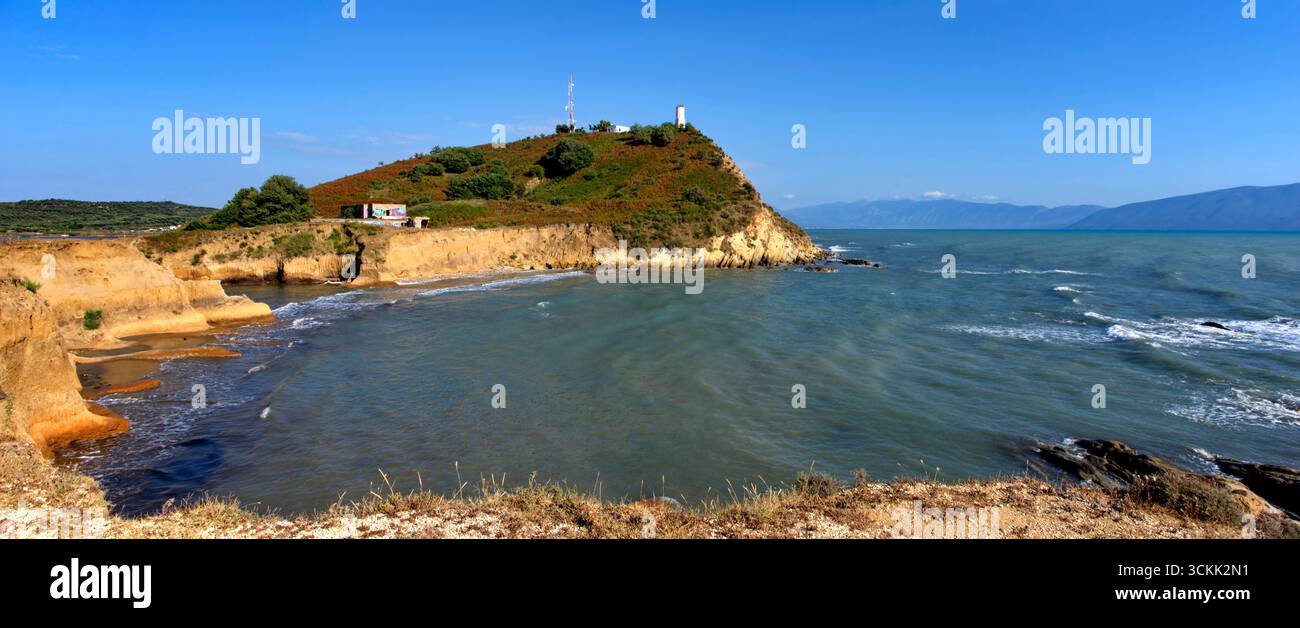 Foto panoramica della piccola insenatura ai piedi del promontorio del faro di Zvërnec a ovest di Valona Stockfoto
