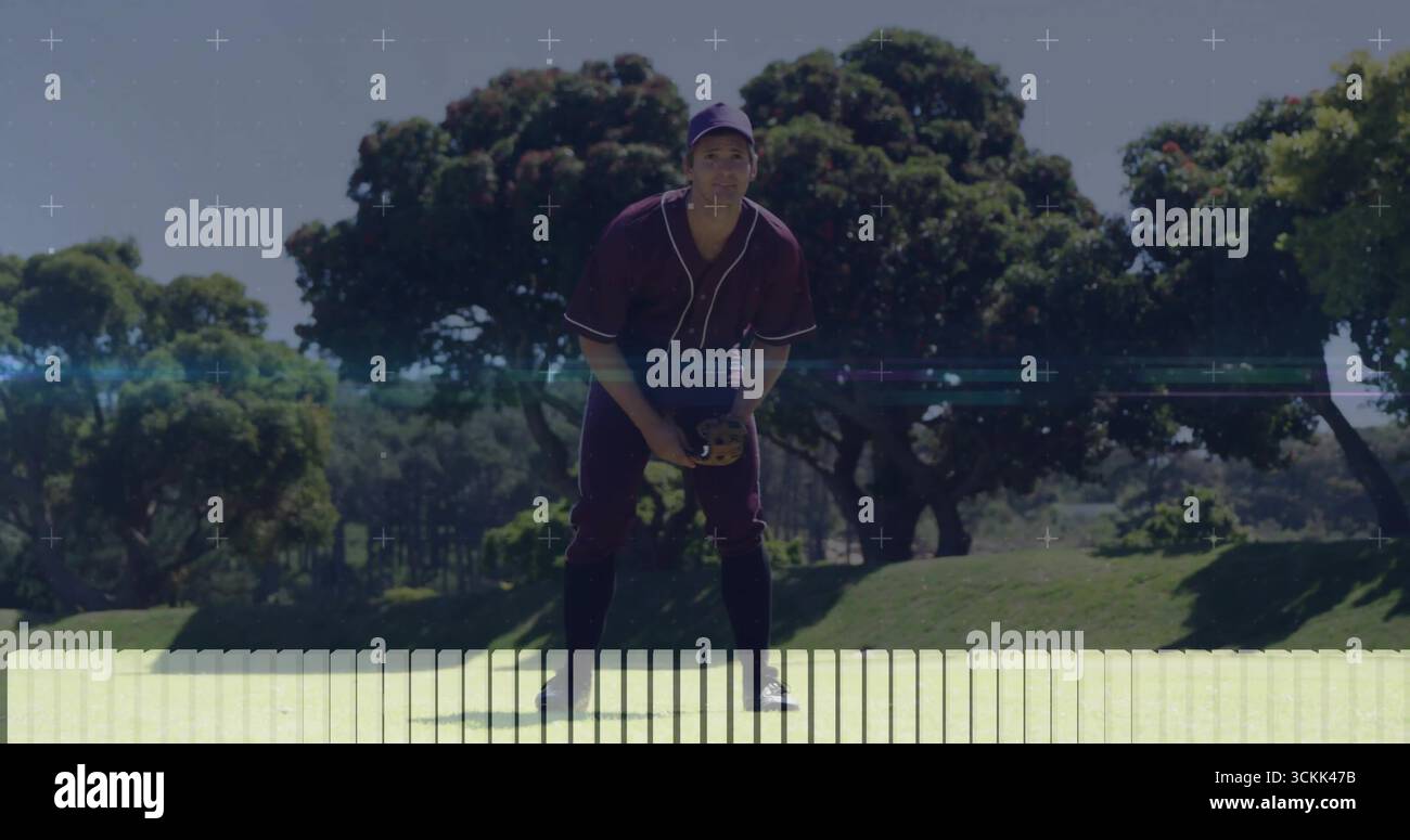 Asiatischer Baseballspieler mit Handschuh und packendem Ball auf dem Außenfeld, mit Mütze und Trikot Stockfoto