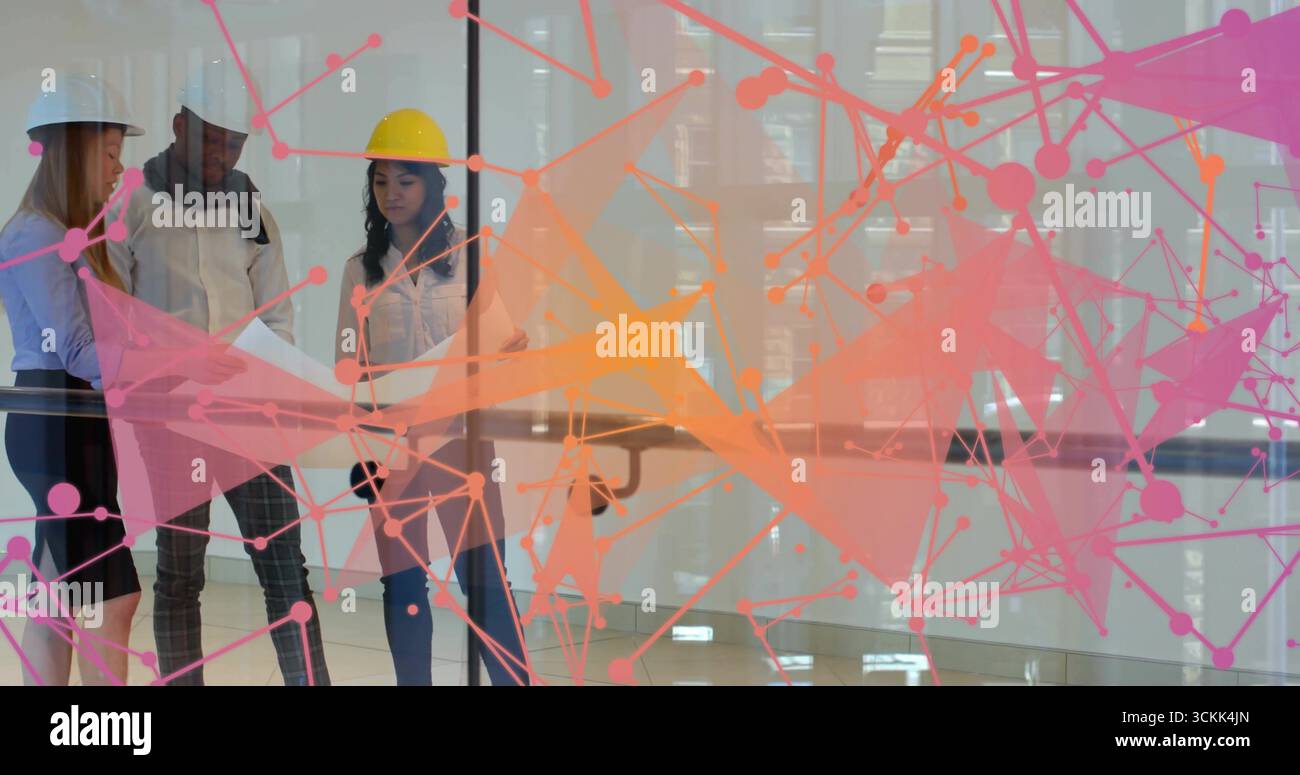 Drei Kollegen mit Hardcover, die Pläne im Glasbüro überprüfen, mit digitaler Überlagerung und Kopierraum Stockfoto