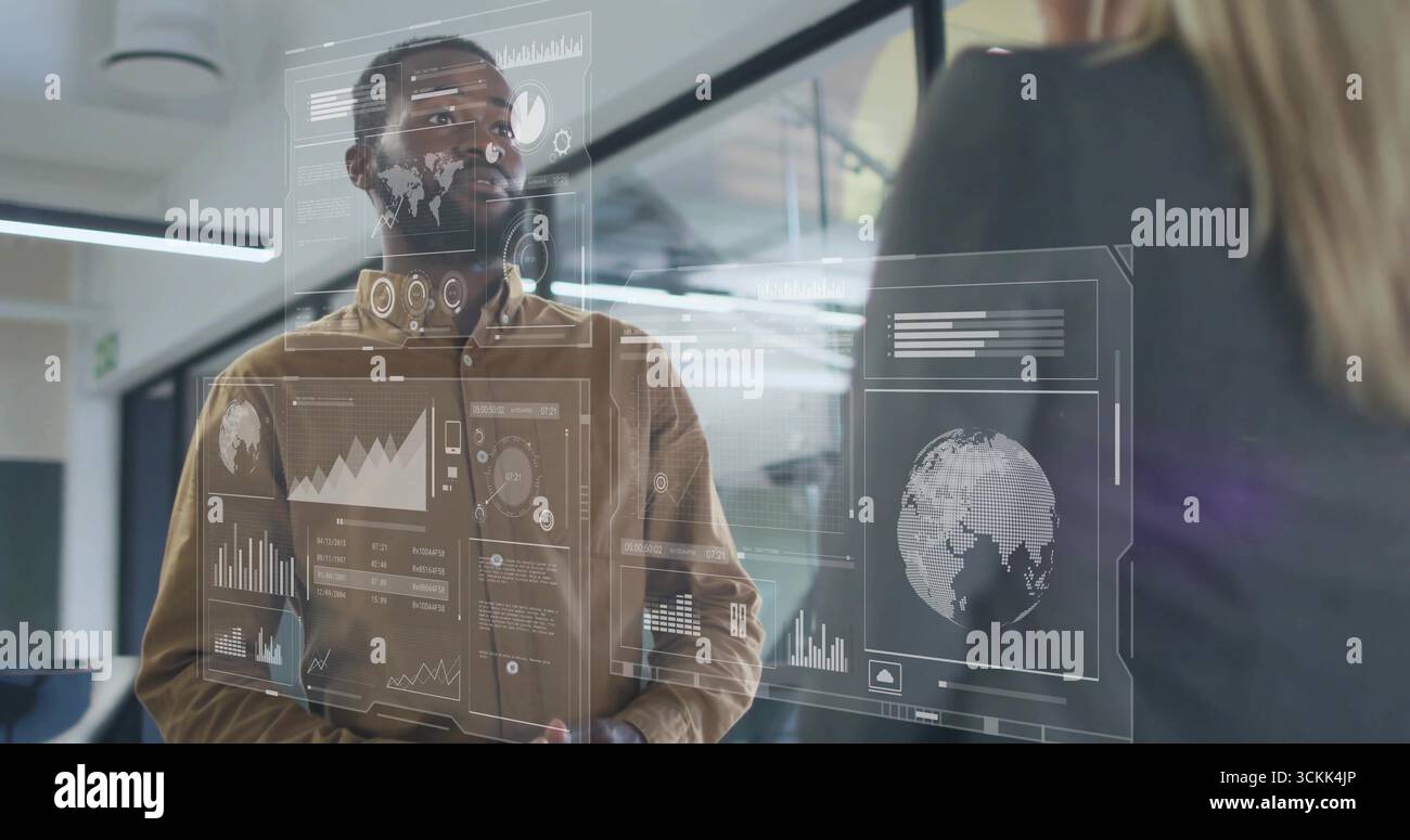 Männlicher Profi mit braunem Hemd, der Datenüberlagerungen auf Glaswand im Büro untersucht Stockfoto