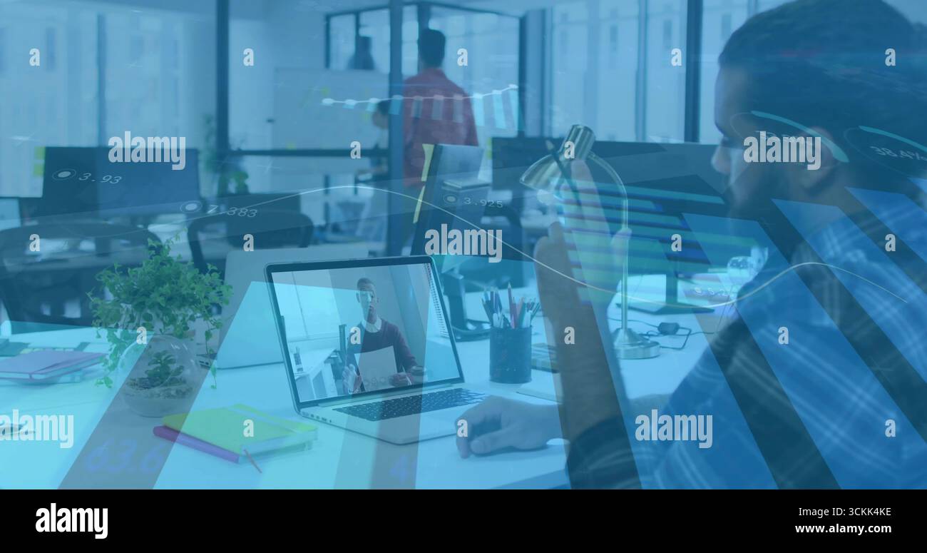 Trinken aus einer Wasserflasche aus Metall bei Konferenzen auf einem Laptop am offenen Schreibtisch, Kopierbereich Stockfoto