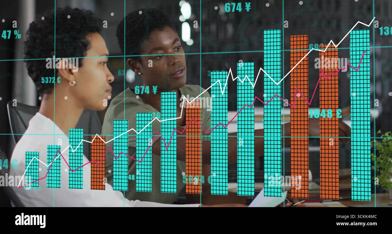 Analyse von Finanzdiagrammen zwei Analysten, die an einem Konferenztisch zusammenarbeiten, mit digitaler Überlagerung Stockfoto