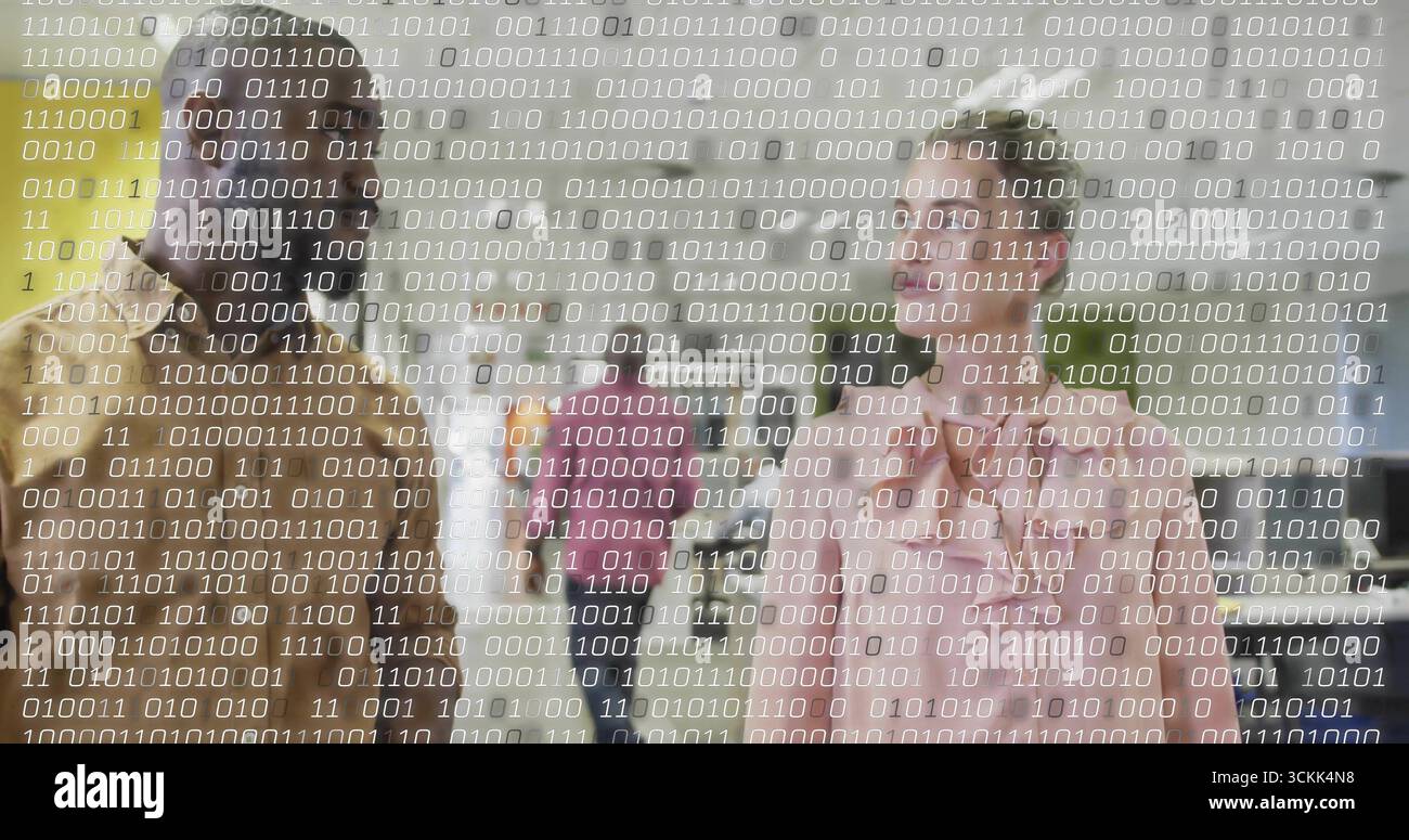 Vier Profis, die Laptops und Notebooks im Sitzungssaal halten, mit Binärcode-Overlay Stockfoto