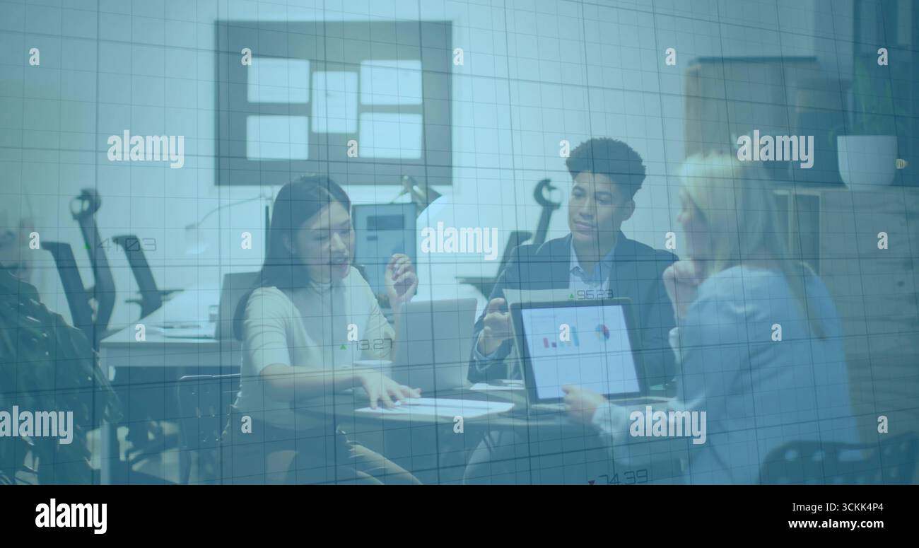 Besprechung von drei Fachleuten in Geschäftskleidung, die Laptopkarten im Konferenzraum des Büros überprüfen Stockfoto