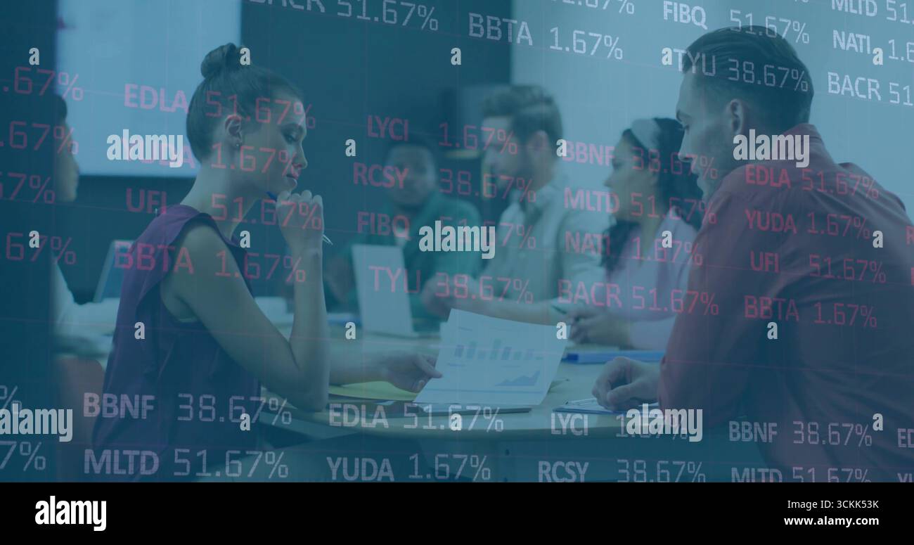 Analyse von Finanzdaten, Teammitglieder in Geschäftskleidung mit Laptops im Konferenzraum Stockfoto