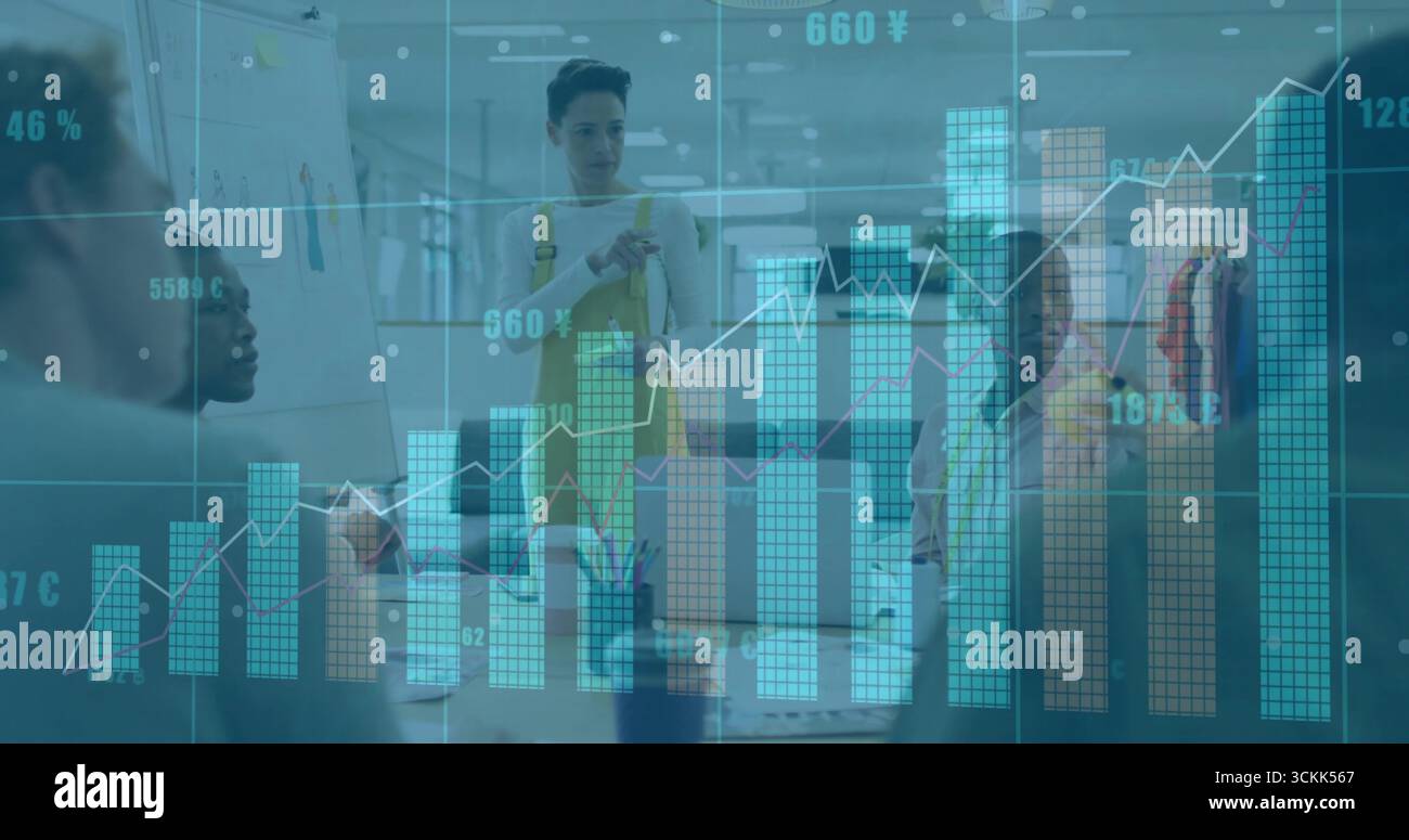 Projektteam mit sechs Mitarbeitern, die holografische Diagramme in modernen Büros analysieren, mit Flipchart Stockfoto