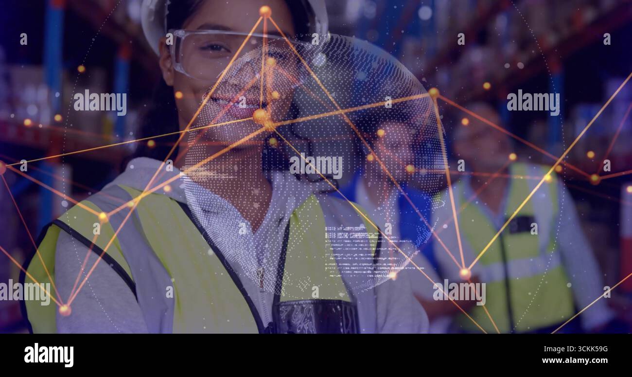 Überwachung der Netzwerküberlagerung in Lagerregalen durch Logistikmitarbeiter mit Schutzhelm und Headset Stockfoto