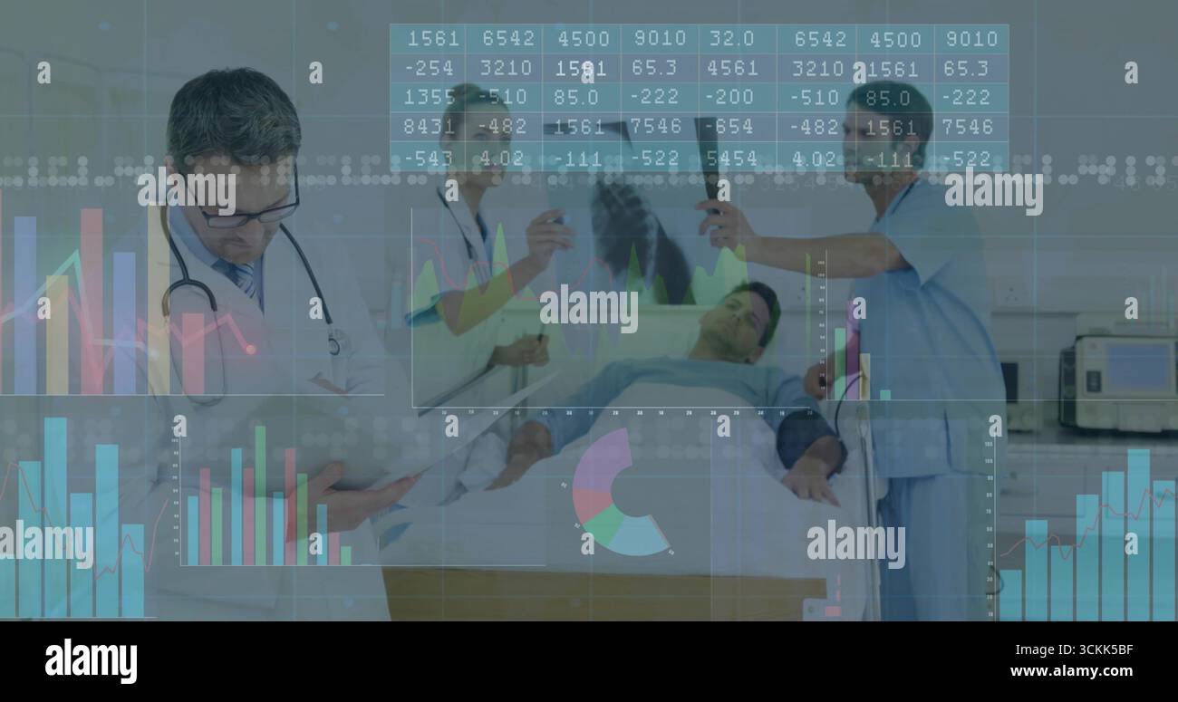 Röntgenaufnahme der Brust, Arzt und Krankenschwester untersuchen den Patienten im Krankenhausbett, mit Datenüberlagerung Stockfoto