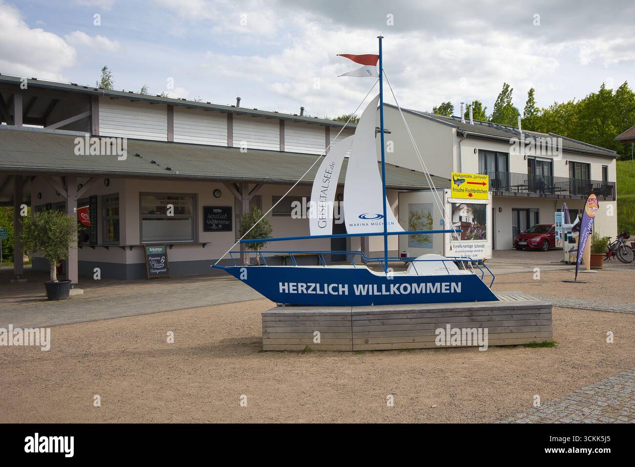 Deutschland, Sachsen-Anhalt, Mücheln - 08. Mai 2025: Marina Mücheln am Geiseltaler See heißt seine Gäste herzlich willkommen. Stockfoto