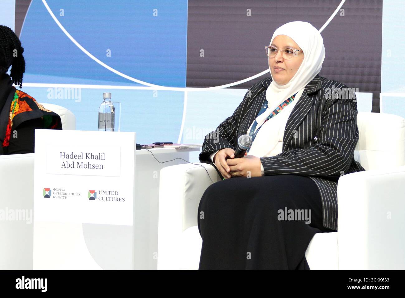 Sankt Petersburg, Russland. September 2025. Hadeel Khalil Abd Mohsen, Konservator am Labor für Stein- und Wandmalereien im Großen Ägyptischen Museum, nimmt an einer Sitzung über neue Museen und Entwicklungsprogramme im Rahmen des XI St. Petersburg International Forum of United Cultures Teil. Quelle: SOPA Images Limited/Alamy Live News Stockfoto