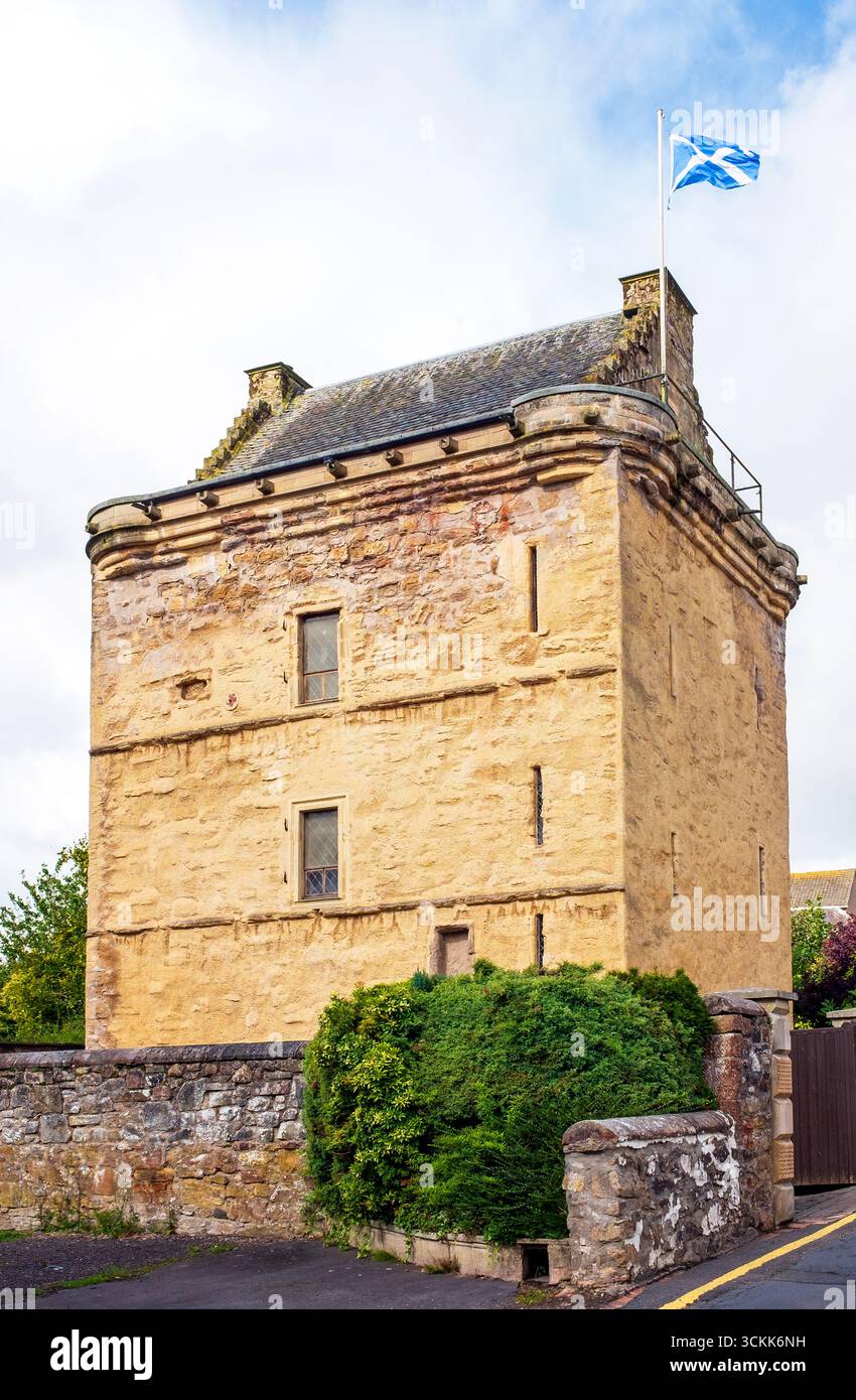 Newmilns Tower ist ein Tower House aus dem 16. Jahrhundert an der Main Street, Newmilns, nördlich des River Irvine, East Ayrshire, Schottland. Stockfoto
