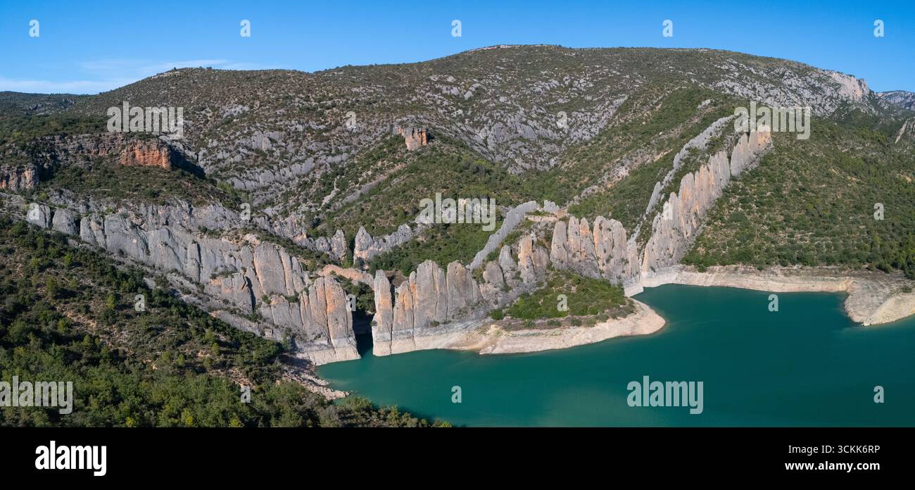 Aus der Vogelperspektive auf die Finestres (Finestras Wall) in der Nähe des unbewohnten Dorfes Finestras in der Region Ribagorza. Canelles Reservoir. Provinz Hue Stockfoto