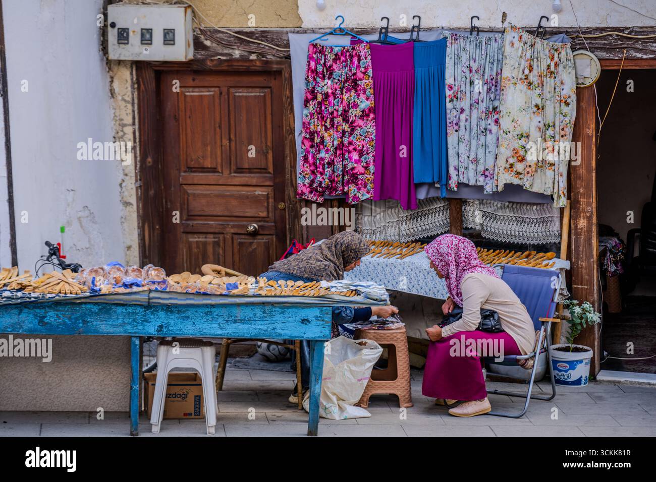 Eine Frau verkauft hausgemachte Speisen an einem kleinen Straßenstand in der historischen Stadt Taraklı, Sakarya, Türkiye, 08. September 2025. Stockfoto