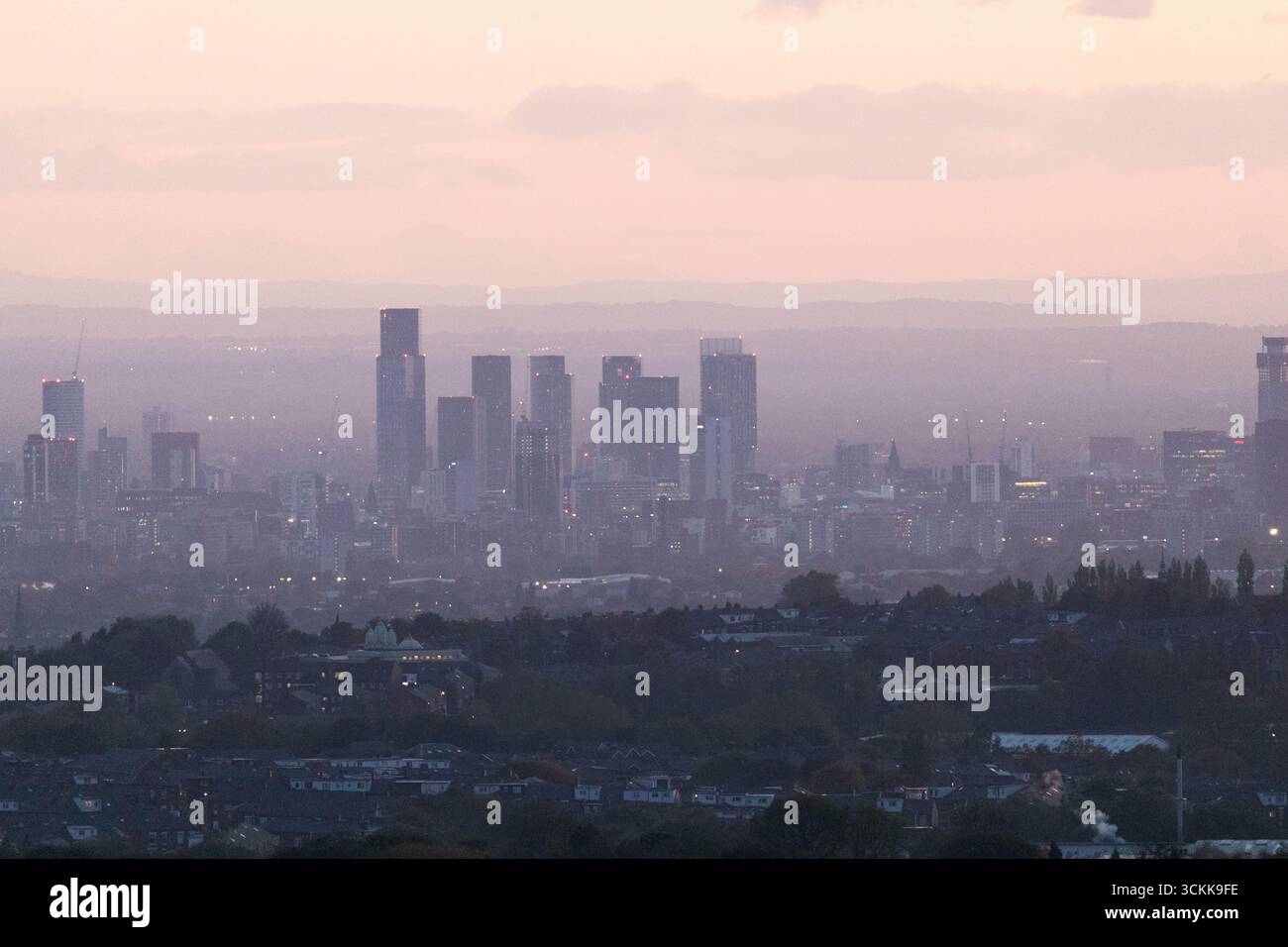 Ein Blick auf die Skyline von Manchester City Centre, von den Hügeln im Norden des größeren Ballungsgebiets. Stockfoto