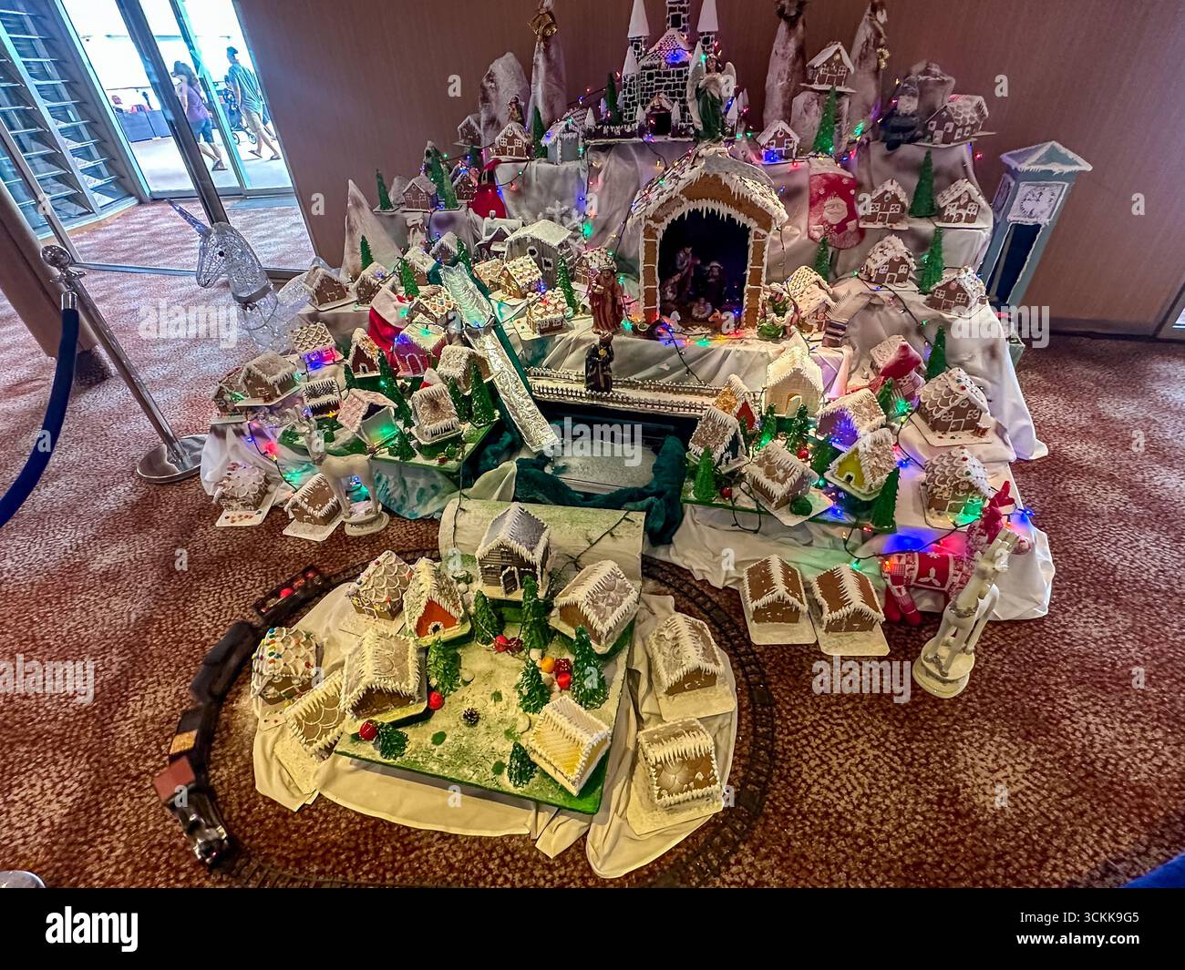 Cape Horn, Chile – 23. Dezember 2022: Üppiges Dessertbuffet mit aufwendig dekorierten Kuchen und Gebäck. Stockfoto