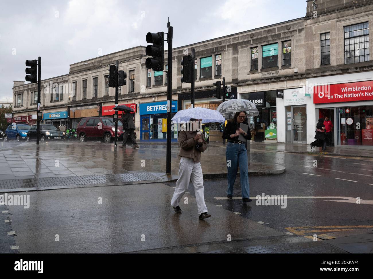 Im Zentrum von Wimbledon SW19, Südwesten Londons, England, Vereinigtes Königreich, finden sich im Herbst Regenschauer Stockfoto