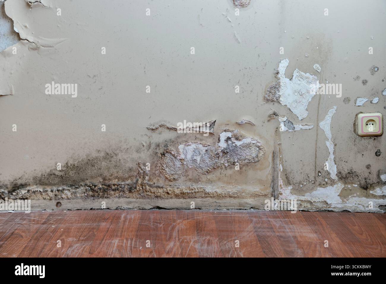 Alte Wand mit abblätternden Farbschichten und Wasserflecken. Stockfoto