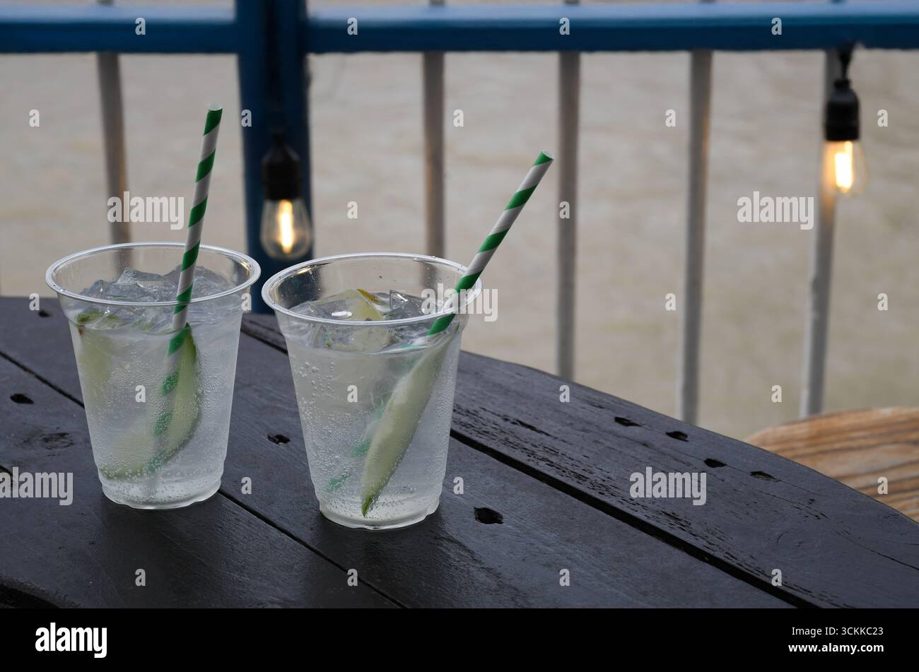 Gin und Tonic am Fluss Stockfoto