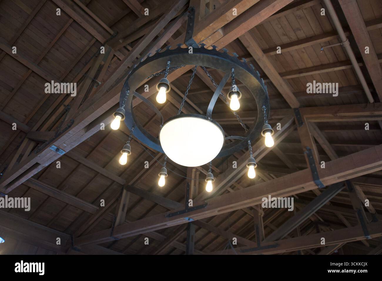 Rustikaler Kronleuchter, der an der Holzbalkendecke hängt Stockfoto