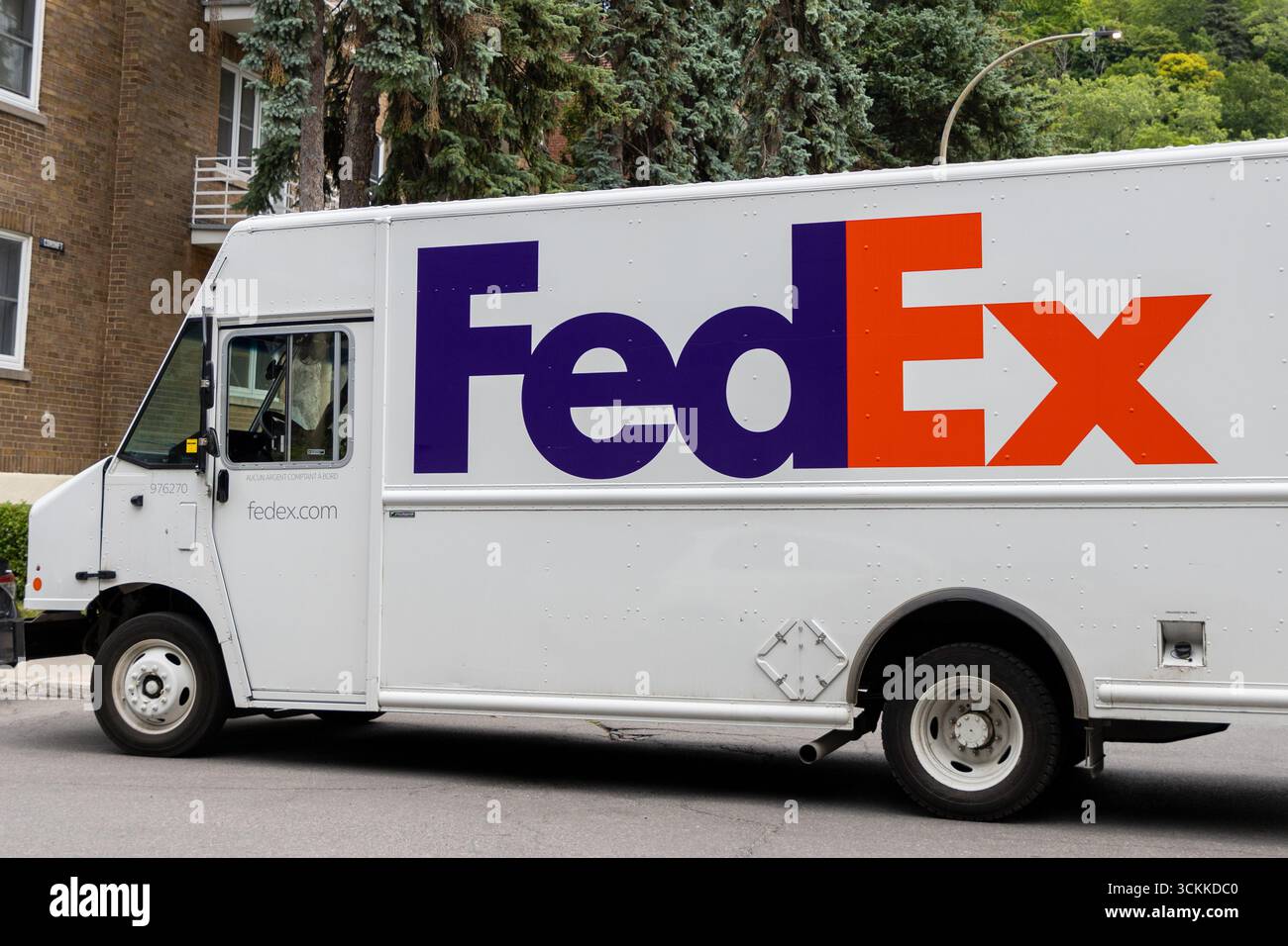 Montreal, Kanada - 5. Juli 2025: FedEx Lieferwagen auf der Straße Stockfoto