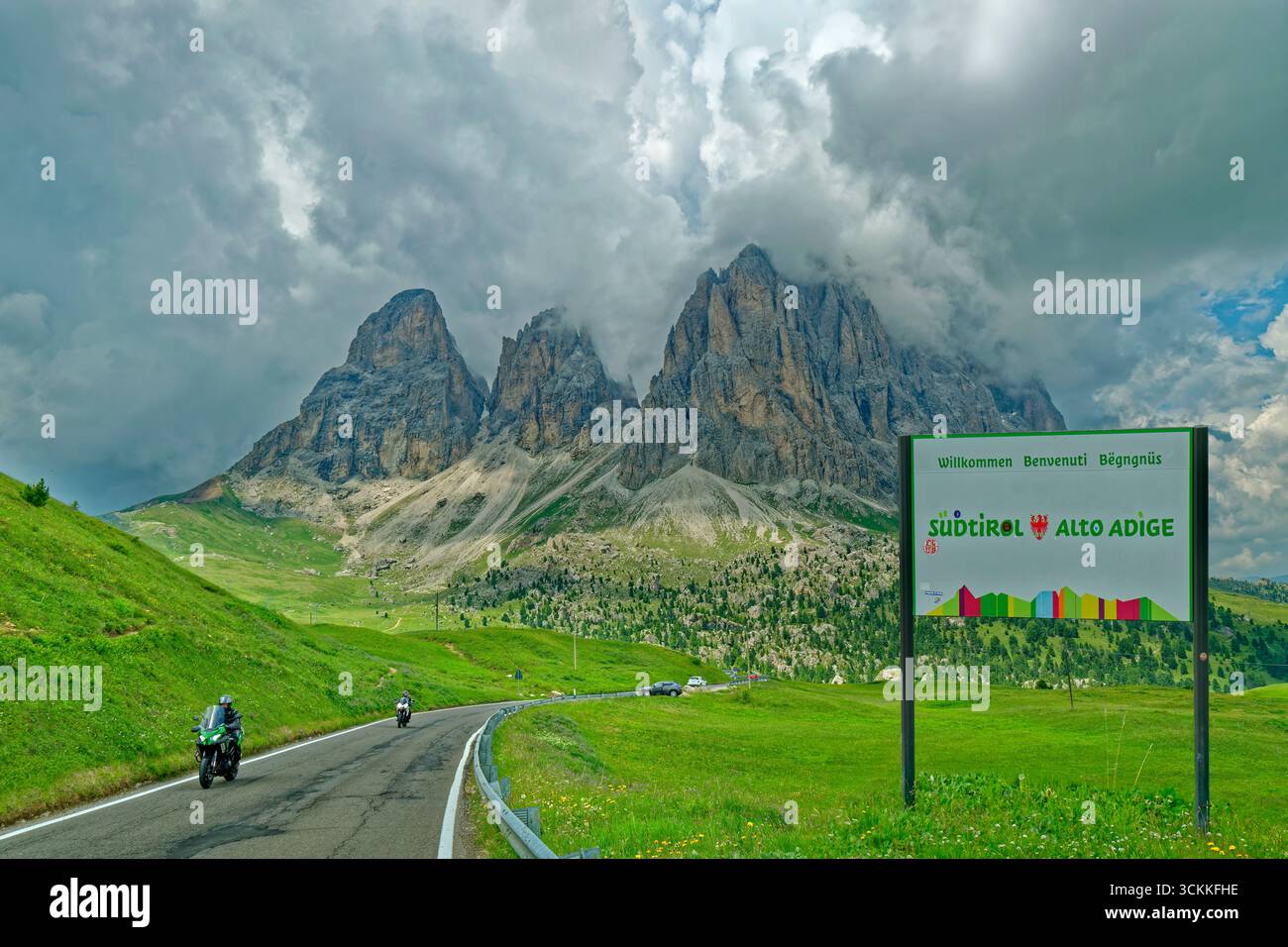 Der Verkehr nähert sich dem Sellapass in den Dolomiten Norditaliens. Stockfoto