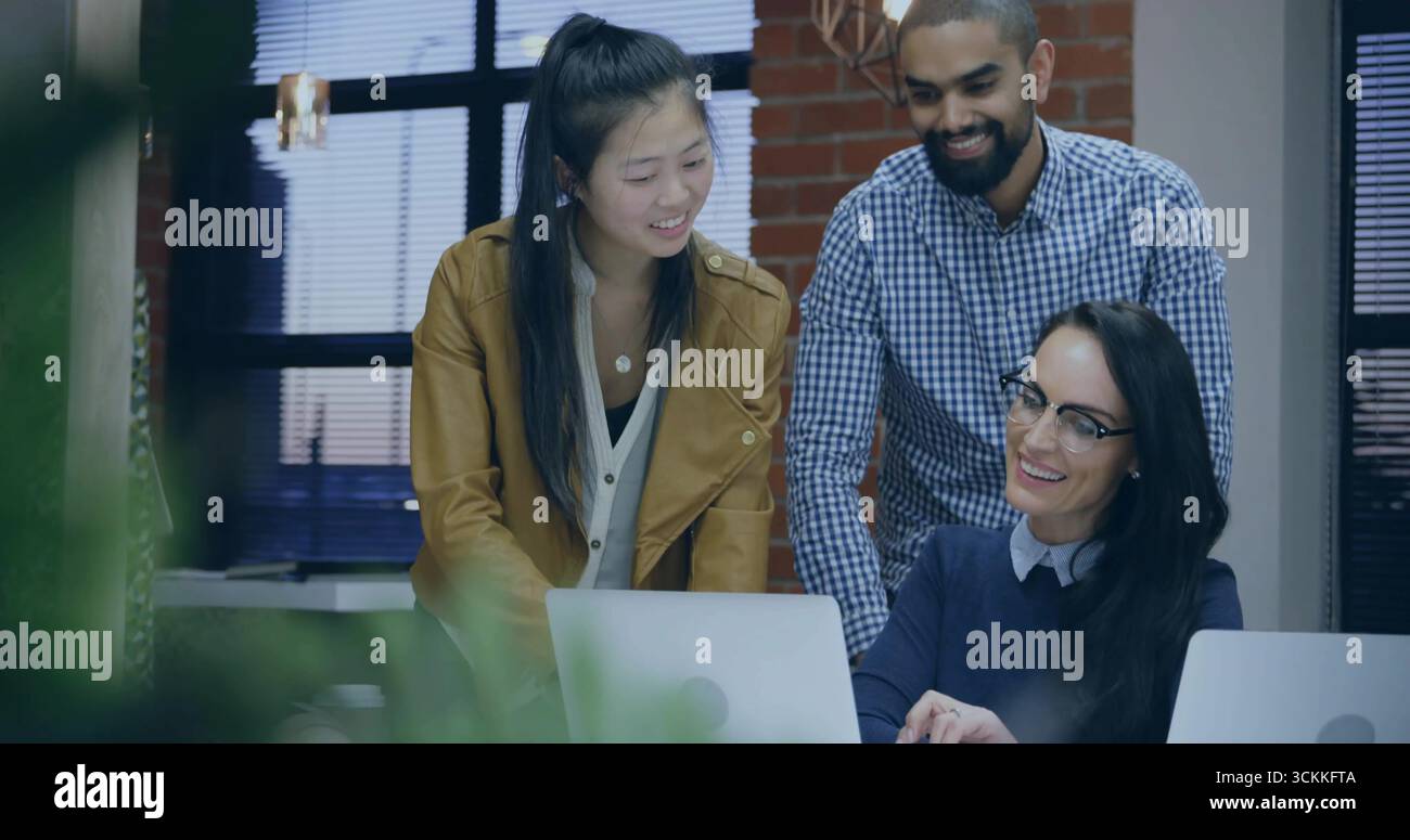 Teammitglieder, die im Büro mit Smartphone und Werk arbeiten, prüfen Stockfoto