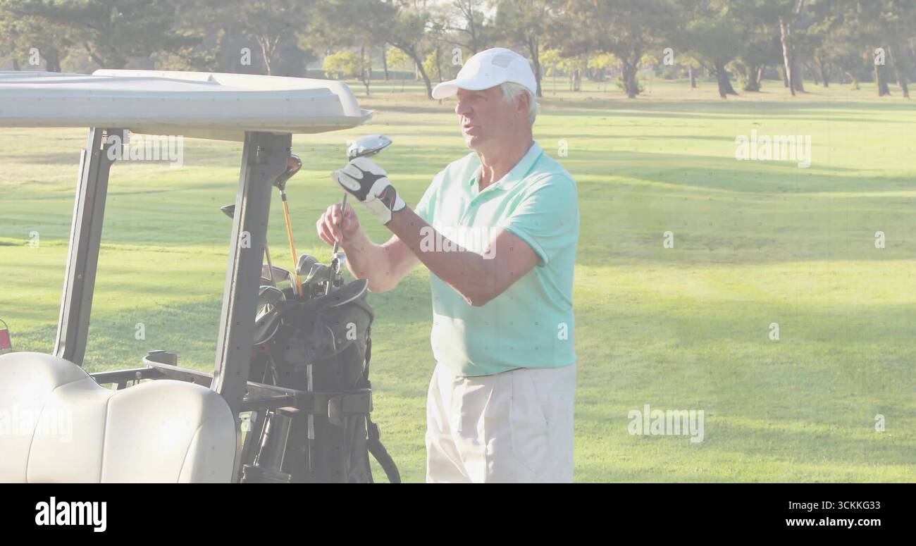 Älterer männlicher Golfspieler mit Polo und Kappe, der den Schläger aus der Tasche neben dem Wagen auf dem Fairway wählt Stockfoto