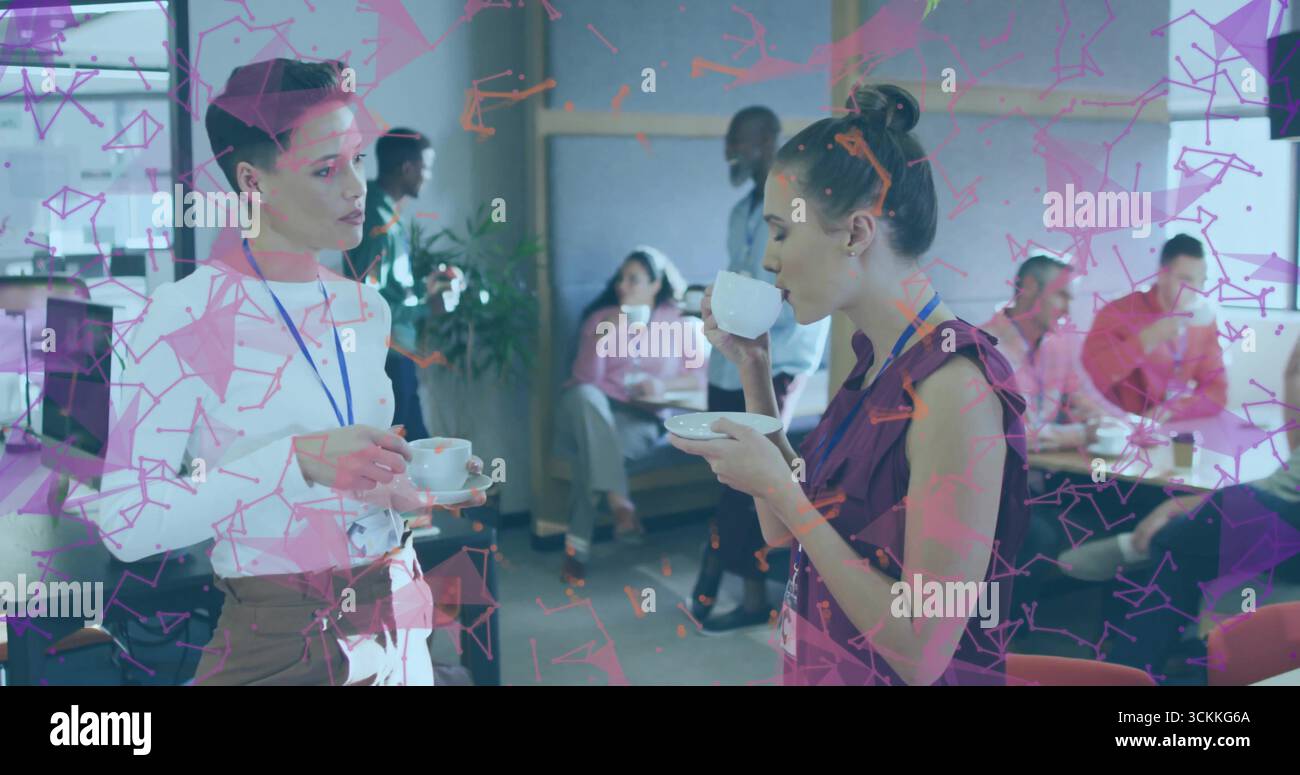 In der modernen Konferenz-Lounge mit Trageschlaufe und Abzeichen unterhalten sich Frauen, die weiße Kaffeetassen halten Stockfoto
